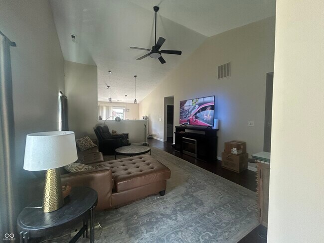 Foto del edificio - 720 Bluff Creek Dr