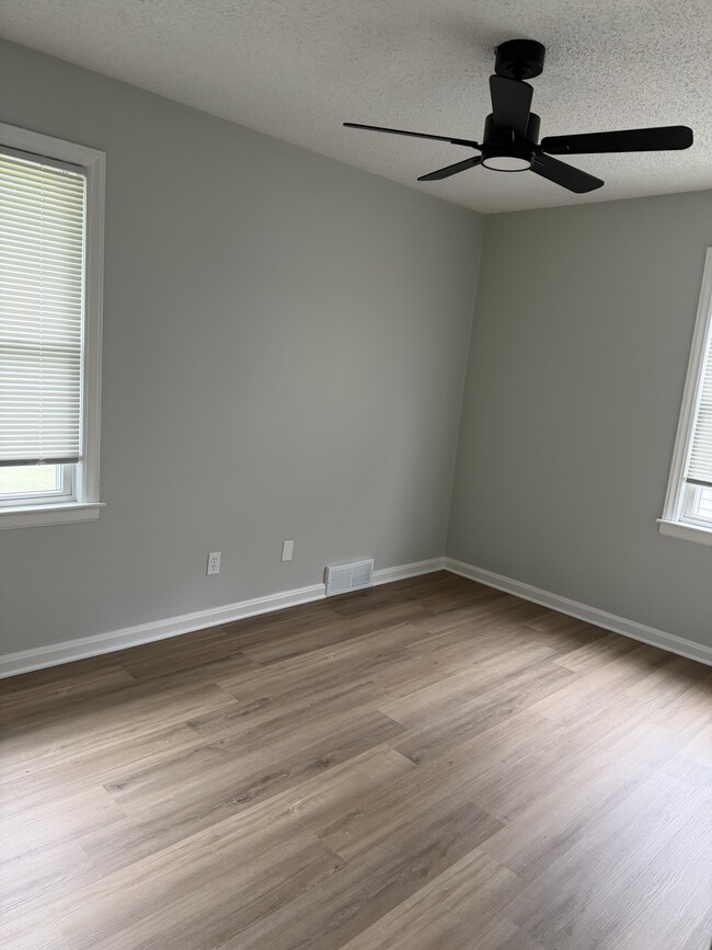 Building Photo - 5010 N Elmwood Ave