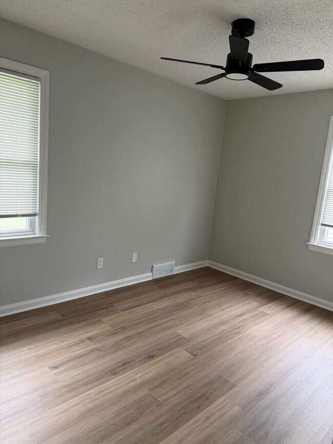 Foto del edificio - 5010 N Elmwood Ave