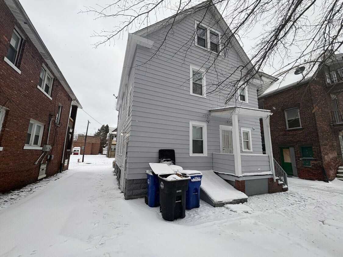 Building Photo - 15624 Halliday Ave