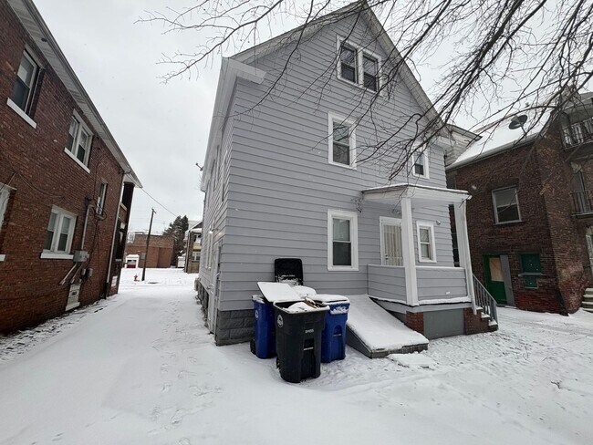 Foto del edificio - 15624 Halliday Ave