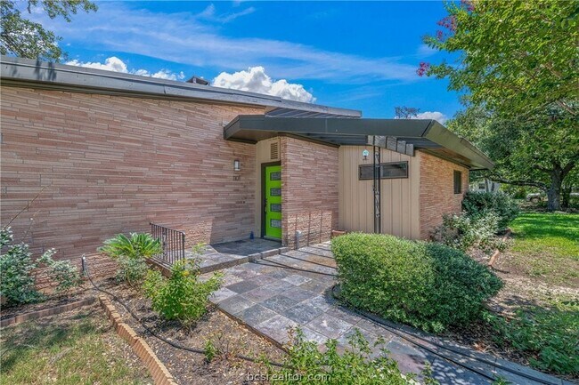 Building Photo - 1101 Walton Dr
