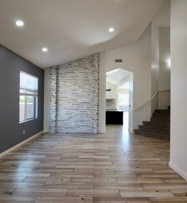 Building Photo - 671 W Calle Las Tunas