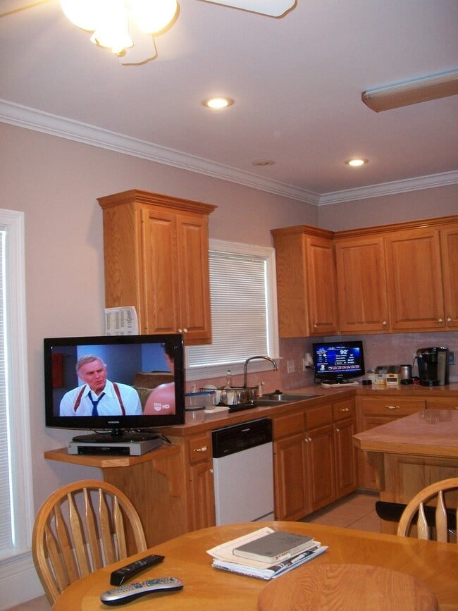 Building Photo - Spacious home in Woodlawn Estates