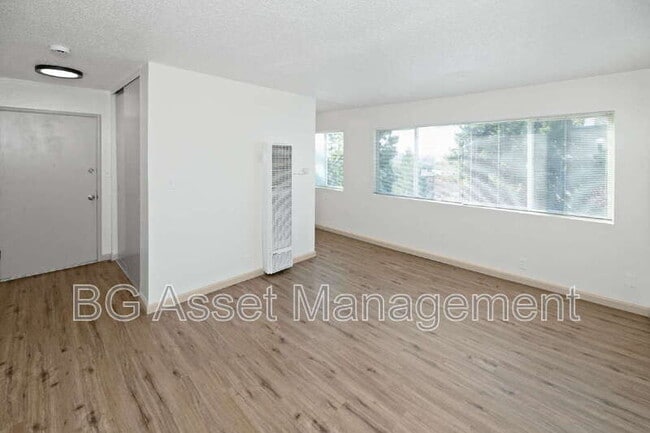 Building Photo - 480 Crescent St