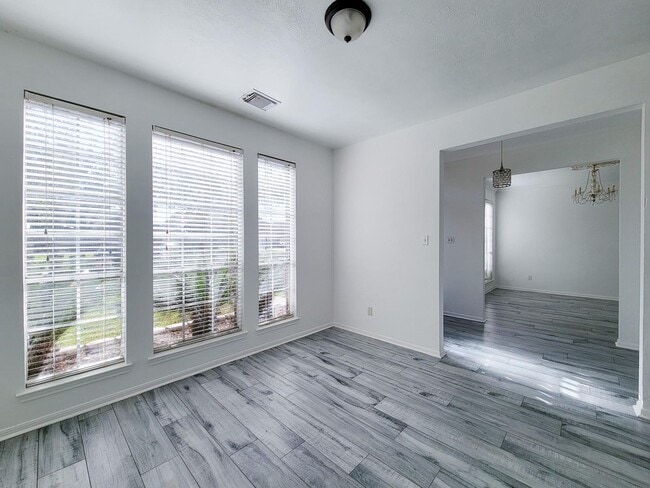 Building Photo - NICE 4 BEDROOM 2 BATH LEASE HOME WITH 2327 SF