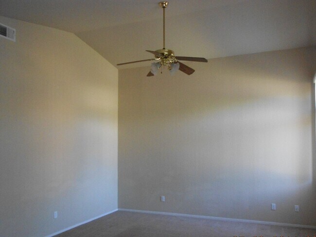 Foto del edificio - 4 bedroom 2 bath house in Yuba City
