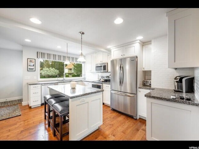 Building Photo - 173 Racquet Club Dr