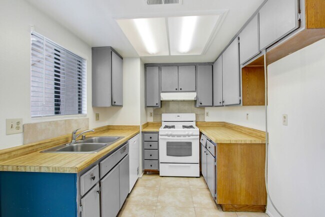 Foto del edificio - 3221 Triumph Ln