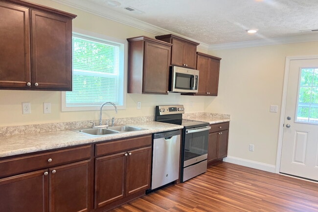 Building Photo - 1585 Country Club Dr