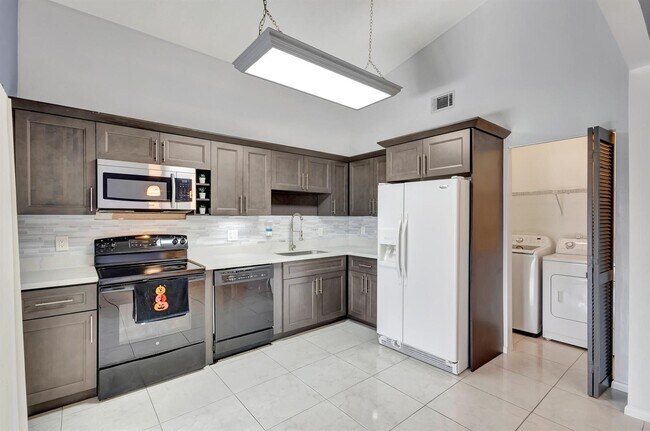 Foto del edificio - 4385 Willow Brook Cir