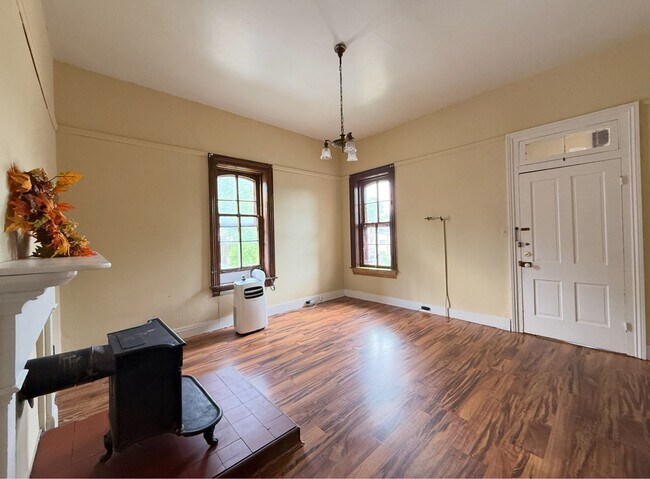 Building Photo - LARGE upstairs....2 Bedroom 1 Bath