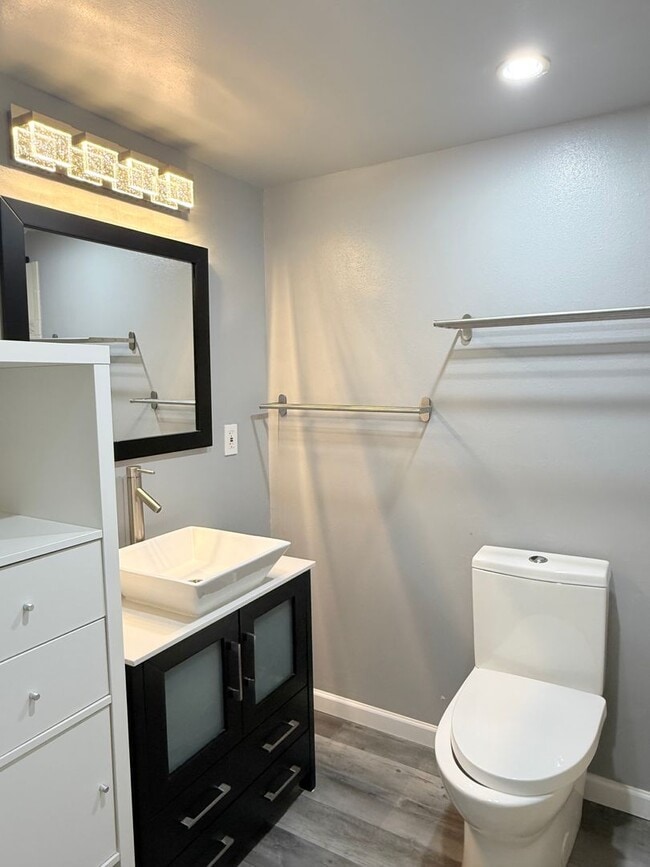 Building Photo - Beautifully Updated 5-Bedroom Home located in Redmond