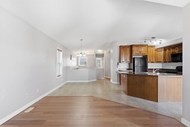 Building Photo - 84 Panora Cl NW