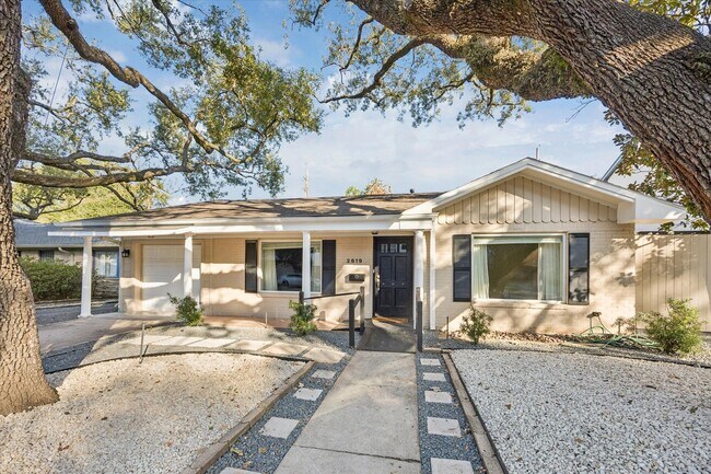 Foto del edificio - 2619 Eastgrove Ln