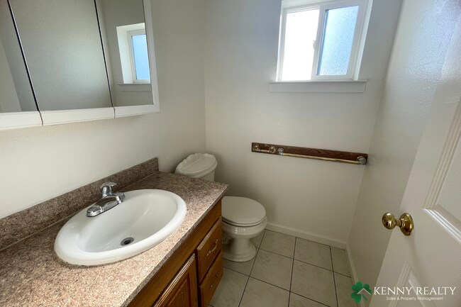 Foto del edificio - Spacious & Sunlit 5-Bedroom Retreat in the...