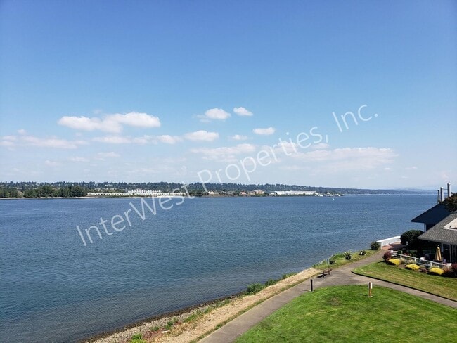 Building Photo - 2 BD Condo with River View, washer/dryer, microwave and W/S/G&L included.
