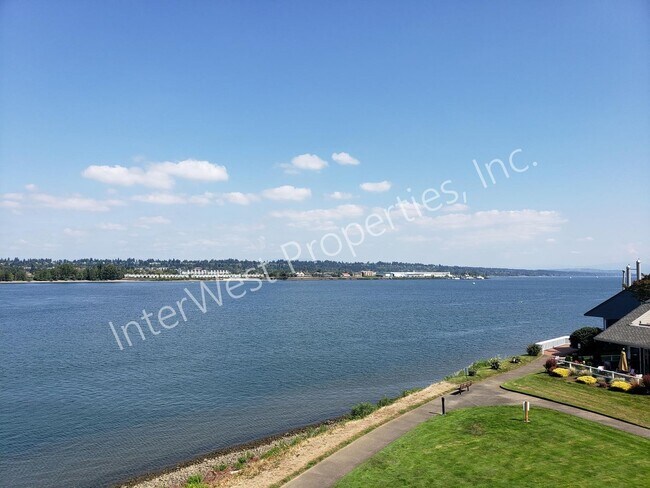 Foto del edificio - 2 BD Condo with River View, washer/dryer, microwave and W/S/G&L included.