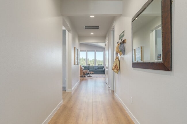 Building Photo - Gorgeous Home with a view!! Available Now!!