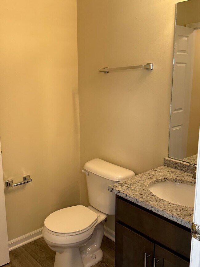 Building Photo - Updated 4 Bedroom 2.5 Bath house in conven...