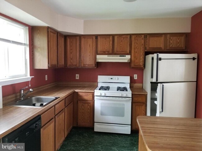 Building Photo - 316 Pellinore Ct