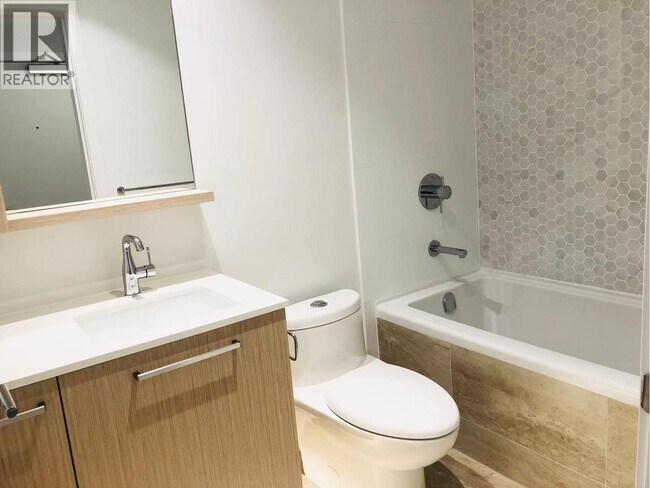 Building Photo - 567 Clarke Rd