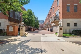 Building Photo - 2008 S Calumet Ave