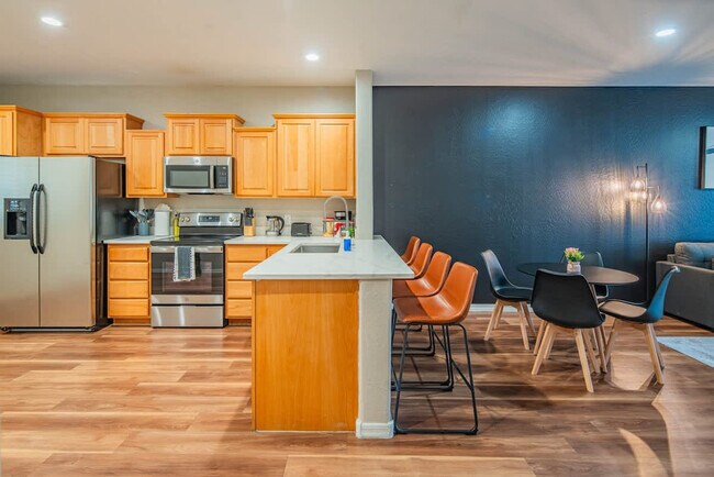 Building Photo - 1275 E University Dr