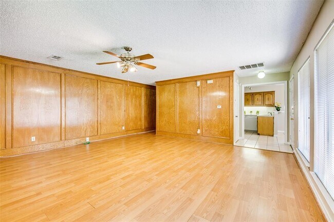 Foto del edificio - 14353 Haymeadow Cir