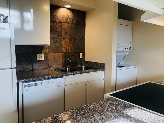 R/R/DW/WD/disposal, granite counter - 11308 E Mission Ave