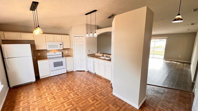 Building Photo - Spacious 4 Bedroom and 3 Bath Home! INTERN...