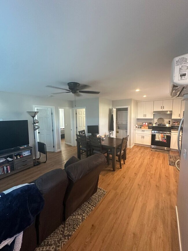 Foto del edificio - 827 Hemlock Ave