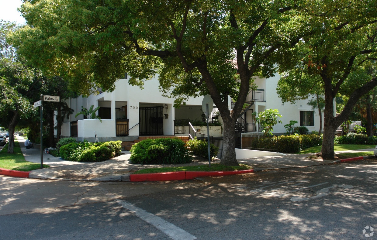 Building Photo - 700 Palm Dr