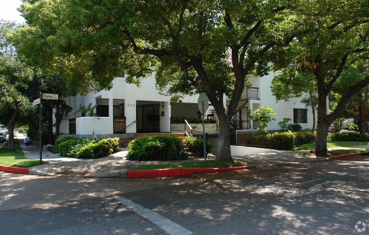 Foto del edificio - 700 Palm Dr