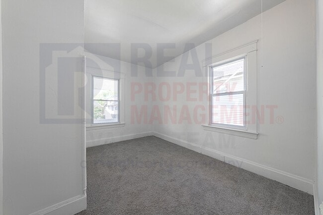 Building Photo - 3353 E 132nd St