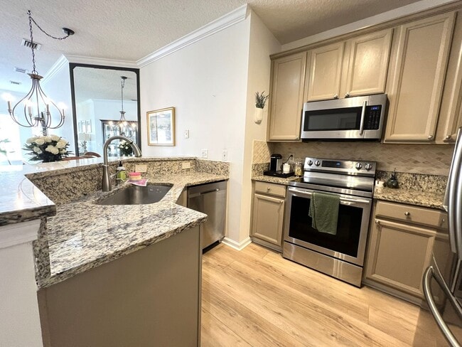 Building Photo - Lovely 3BR/2BA Gated Mandarin Condo w/ Garage