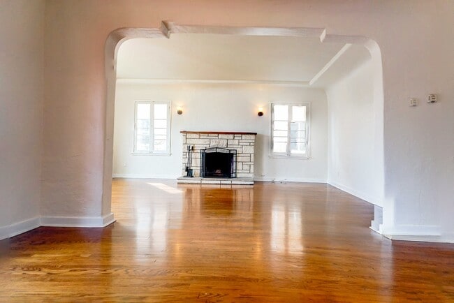 Real Fireplace - 6065 Pickford St