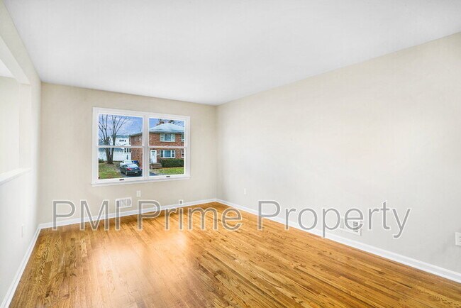 Building Photo - 217 Bathgate Ave