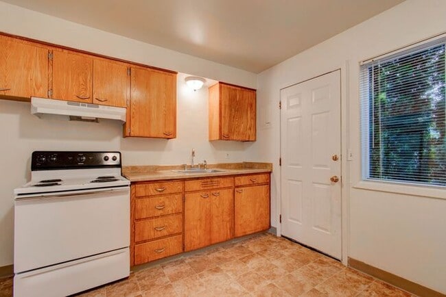 Building Photo - Spacious & Modern Living at Silver Creek I...