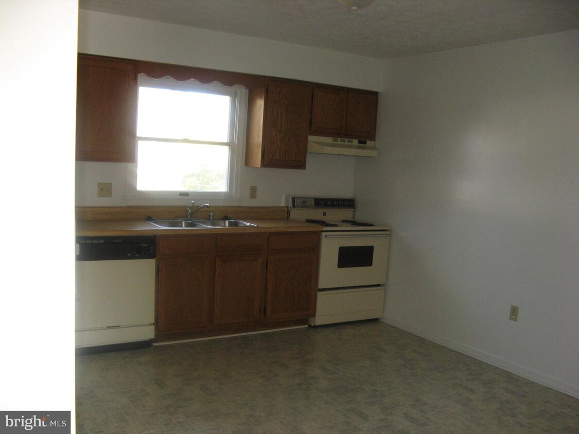 820 Locust St Unit APT. 1, Stephens City, VA 22655 Room for Rent in