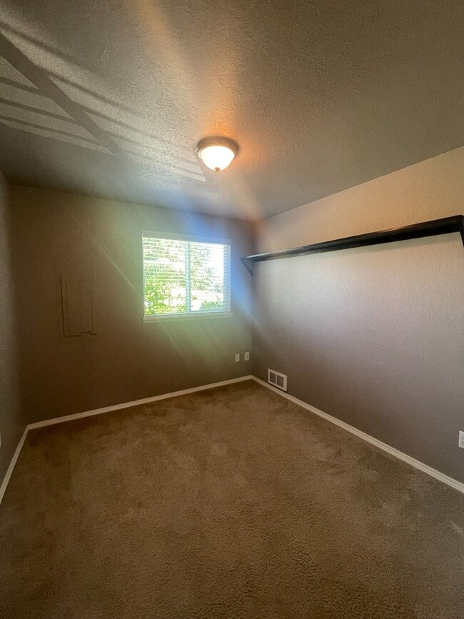 Building Photo - Cute 3 bedroom, 1 bath home located in The Meadows!
