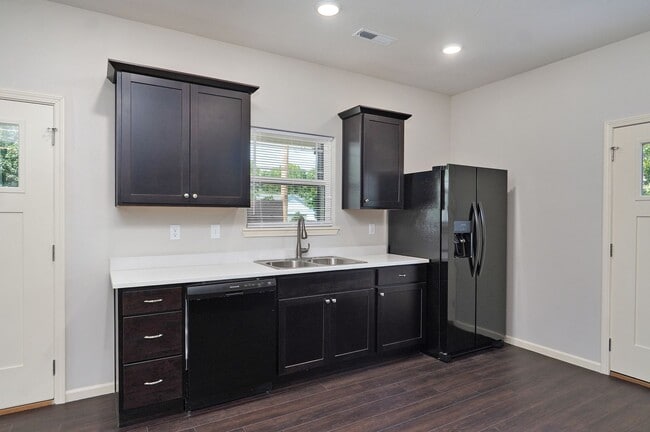 Building Photo - 1320 E Elm St