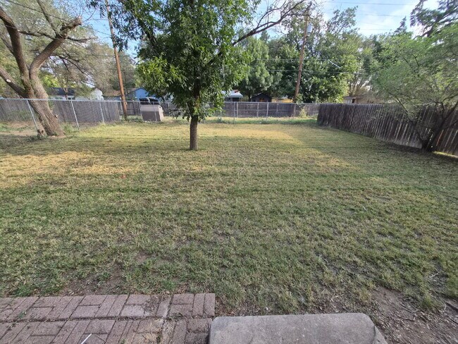 Foto del edificio - Pre-Leasing for Summer/Fall 2026 - Flooring Updates in Kitchen/Bathrooms, along with Updated Coun...