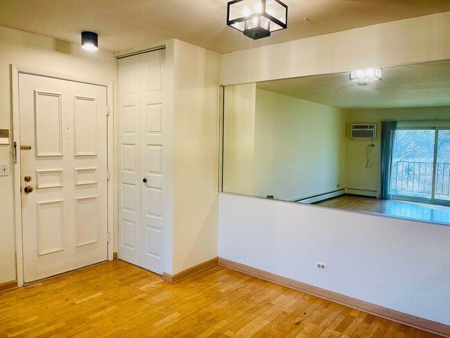 Building Photo - Bright and Inviting 2-Bedroom Condo with W...