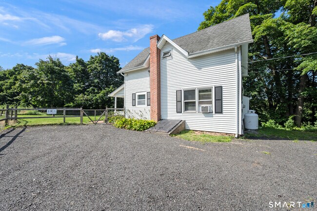 Foto del edificio - 136 Chestnut Hill Rd