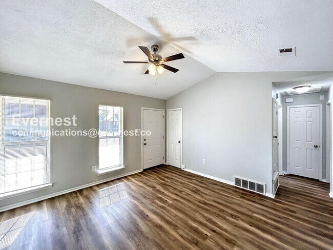 Building Photo - Spacious 3 Bed, 2 Bath Home with Fenced Yard and Off-Street Parking.