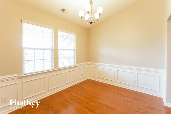 Foto del edificio - 647 Redbud Ln