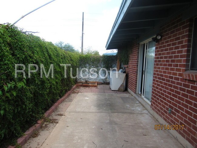 Building Photo - 2121 N Country Club Rd