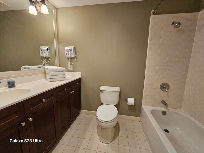 Foto del edificio - 1-bedroom furnished condo with fenced courtyard