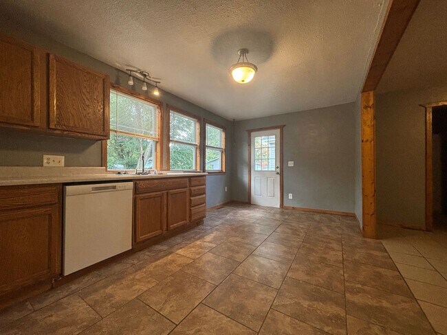 Building Photo - Spacious 3 bedroom 1.5 bath 1 car garage